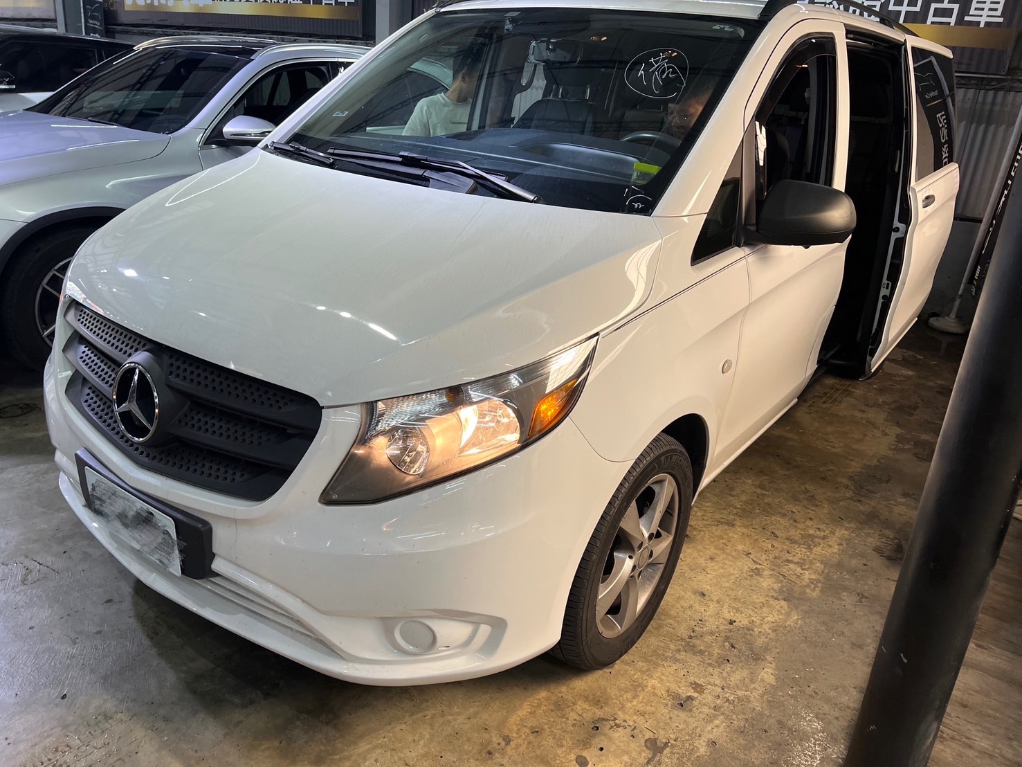 2016 Benz Metris 汽油 八人座 白色 電滑門 跑6萬 低里程❗️ 【 元禾國際 阿龍店長 0968-691-205】阿龍中古車 二手車 中古車 新北最大車庫 實車實價 認證車  第1張相片
