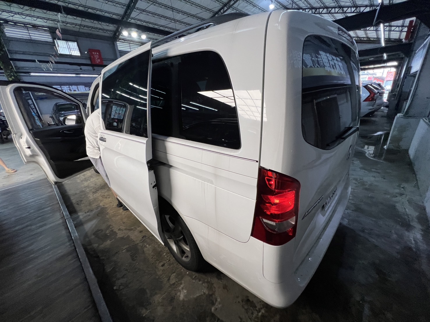 2016 Benz Metris 汽油 八人座 白色 電滑門 跑6萬 低里程❗️ 【 元禾國際 阿龍店長 0968-691-205】阿龍中古車 二手車 中古車 新北最大車庫 實車實價 認證車  第6張相片