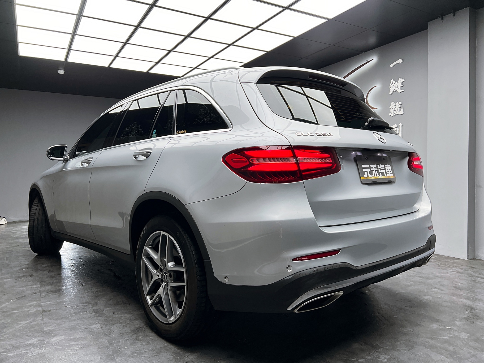 2019 Benz GLC250 4MATIC AMG外觀套件 環景 ❗️(015)【 元禾國際 阿龍店長 0968-691-205】阿龍中古車 二手車 中古車 新北最大車庫 實車實價 認證車  第4張相片