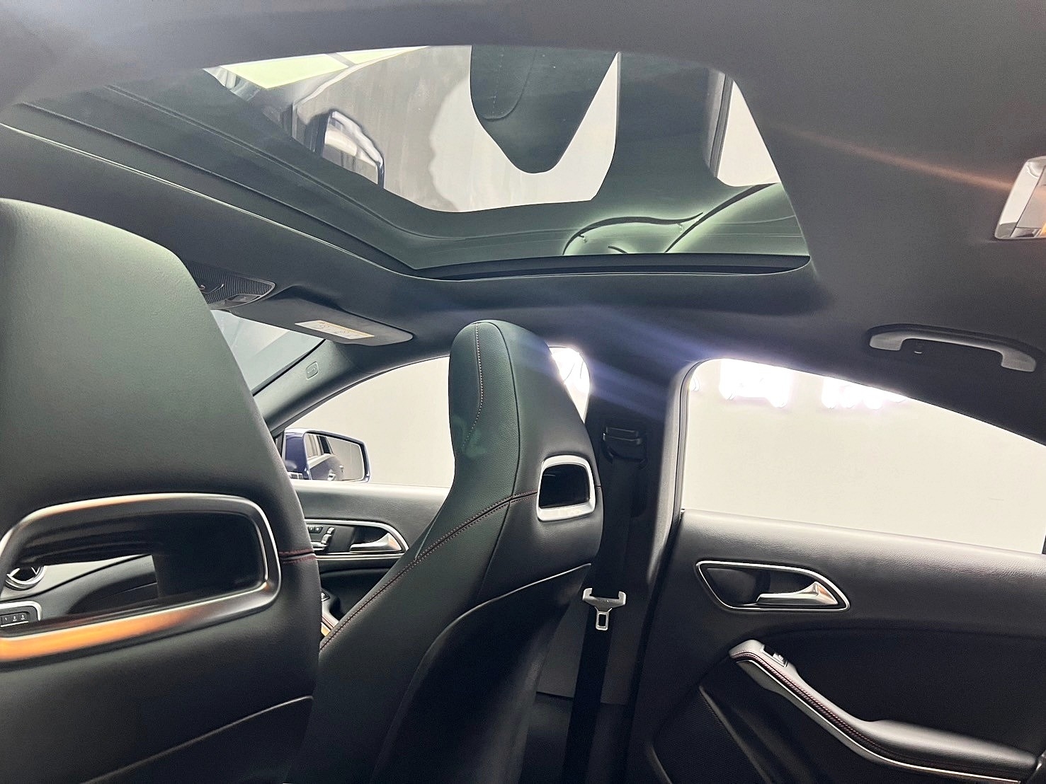 2019式 Benz 賓士 CLA250 AMG 外觀套件 天窗 自動停車 ❗️(255)【 元禾國際 阿龍店長 0968-691-205】阿龍中古車 二手車 中古車 新北最大車庫 實車實價 認證車  第5張相片