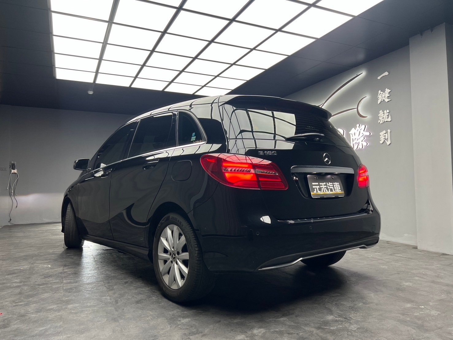 2017 W246 Benz 賓士 B180 自動停車 ❗️(005)【 元禾國際 阿龍店長 0968-691-205】阿龍中古車 二手車 中古車 新北最大車庫 實車實價 認證車  第3張相片