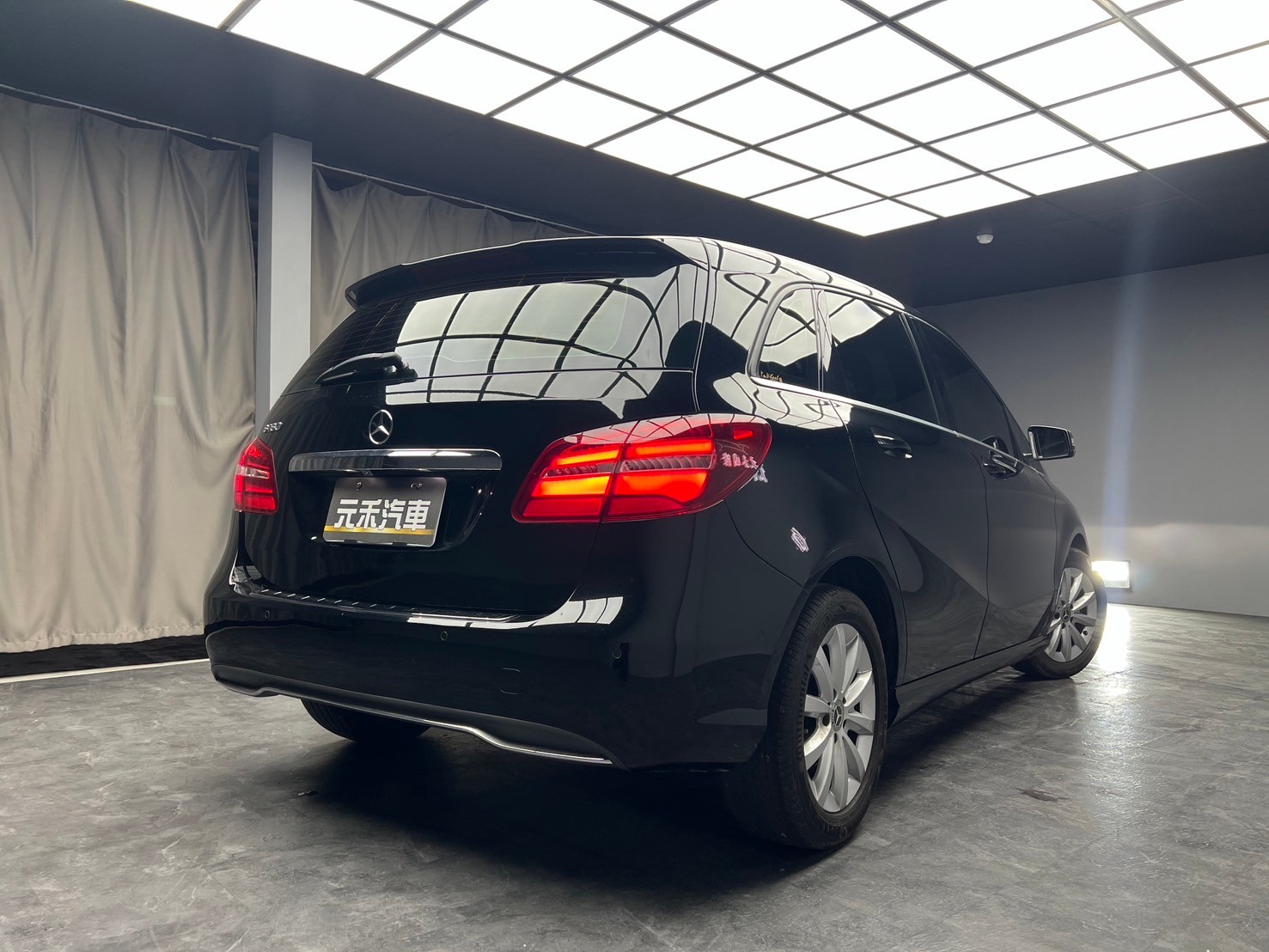 2017 W246 Benz 賓士 B180 自動停車 ❗️(005)【 元禾國際 阿龍店長 0968-691-205】阿龍中古車 二手車 中古車 新北最大車庫 實車實價 認證車  第4張相片