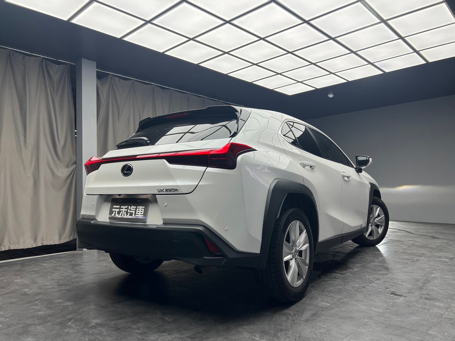2023式 Lexus UX250h 豪華版 跟車 環景 電熱椅 掀背車 ❗️(073)【 元禾國際 阿龍店長 0968-691-205】阿龍中古車 二手車 中古車 新北最大車庫 實車實價 認證車  第2張相片