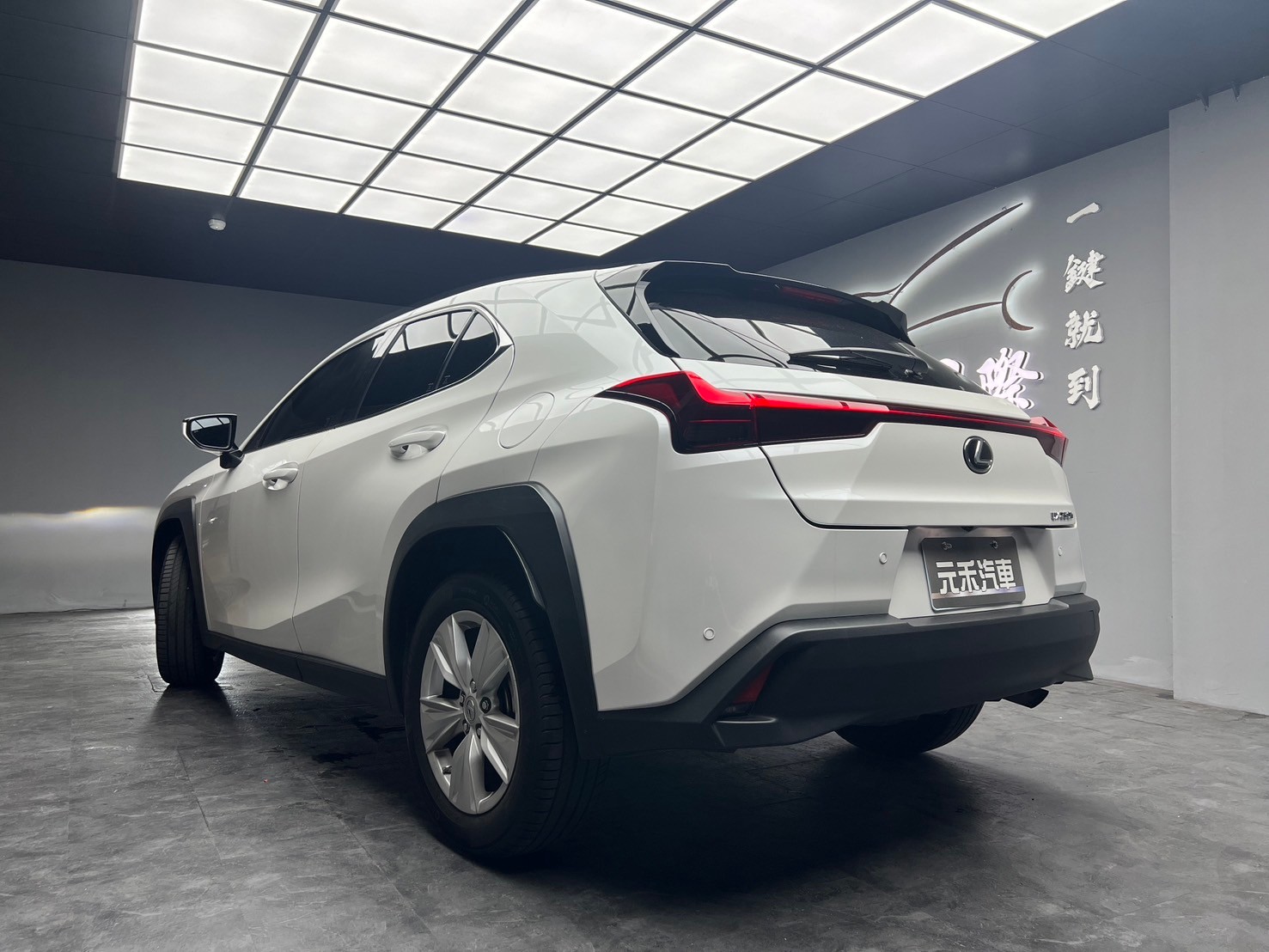 2023式 Lexus UX250h 豪華版 跟車 環景 電熱椅 掀背車 ❗️(073)【 元禾國際 阿龍店長 0968-691-205】阿龍中古車 二手車 中古車 新北最大車庫 實車實價 認證車  第3張相片