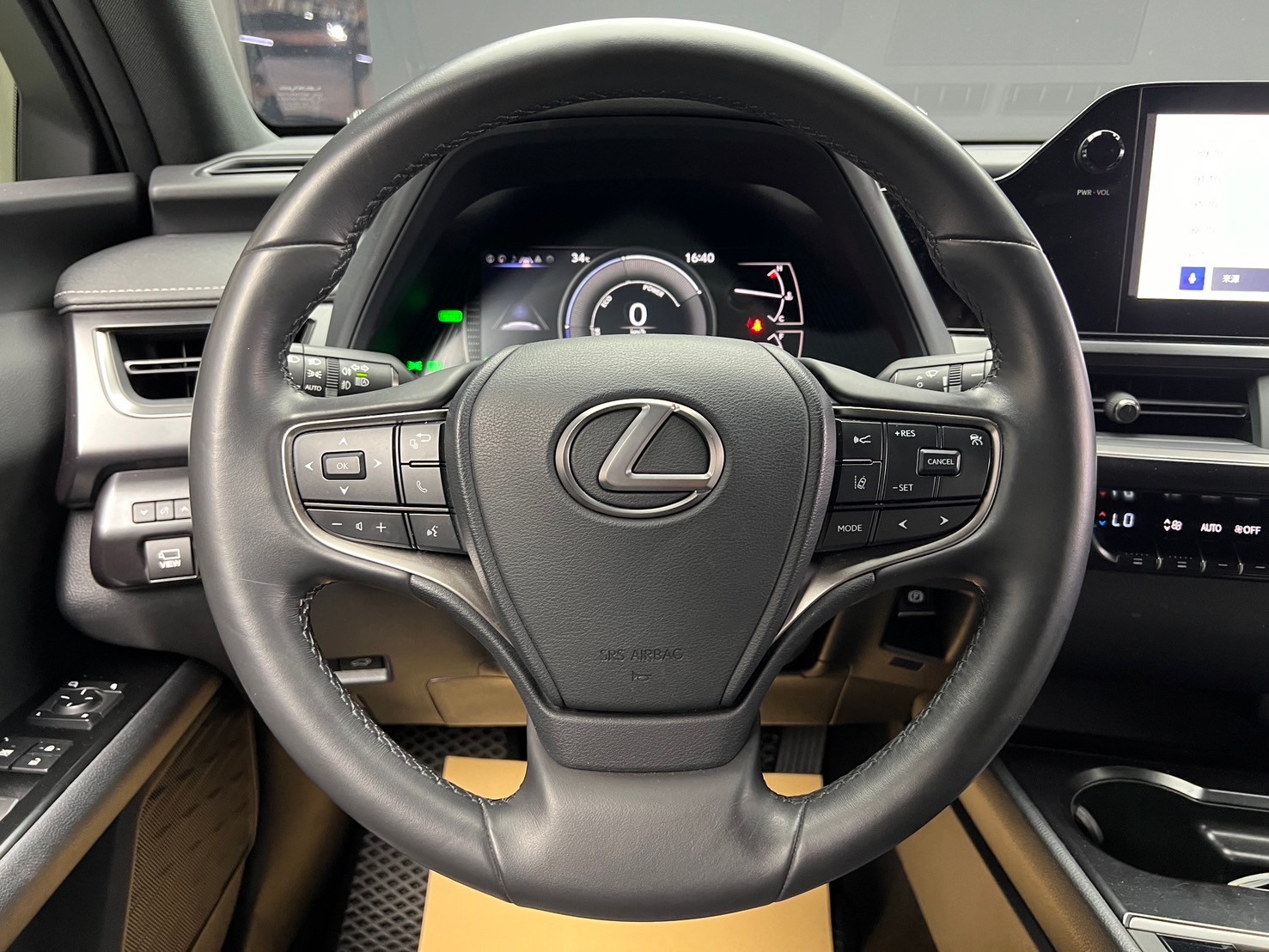 2023式 Lexus UX250h 豪華版 跟車 環景 電熱椅 掀背車 ❗️(073)【 元禾國際 阿龍店長 0968-691-205】阿龍中古車 二手車 中古車 新北最大車庫 實車實價 認證車  第6張相片