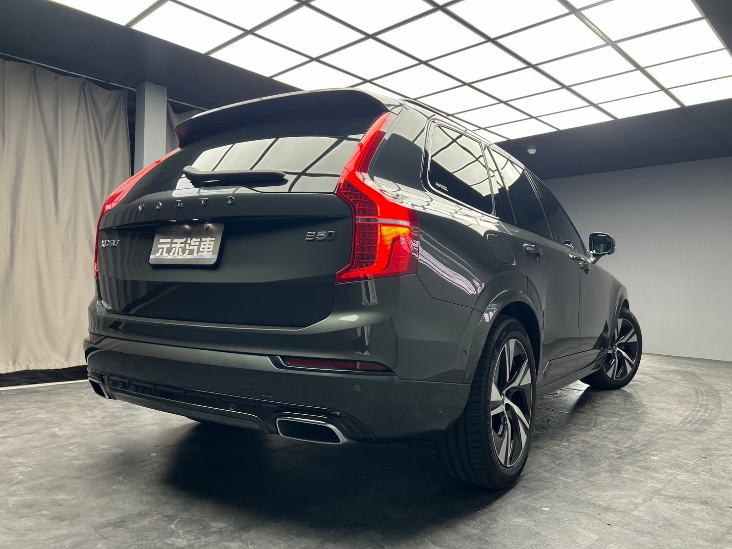 2021式 Volvo XC90 B5 R-Design 輕油電 七人座 跟車 環景 B&W高音質音響 ❗️(028)【 元禾國際 阿龍店長 0968-691-205】阿龍中古車 二手車 中古車 新北最大車庫 實車實價 認證車  第2張相片