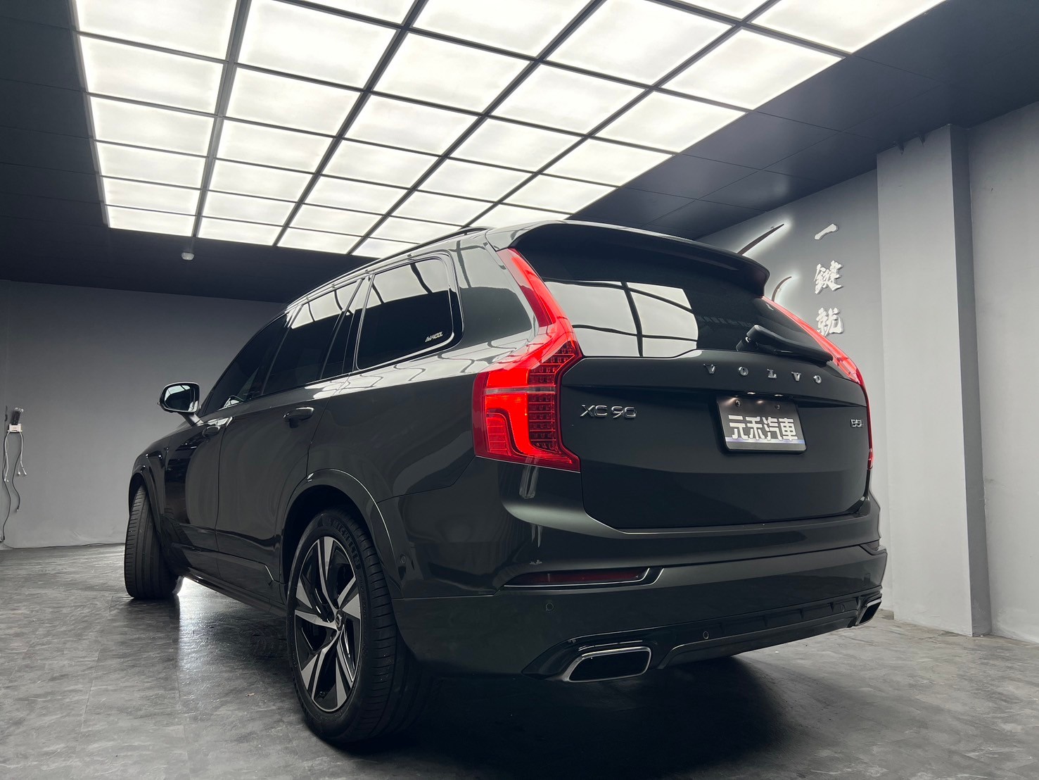 2021式 Volvo XC90 B5 R-Design 輕油電 七人座 跟車 環景 B&W高音質音響 ❗️(028)【 元禾國際 阿龍店長 0968-691-205】阿龍中古車 二手車 中古車 新北最大車庫 實車實價 認證車  第3張相片