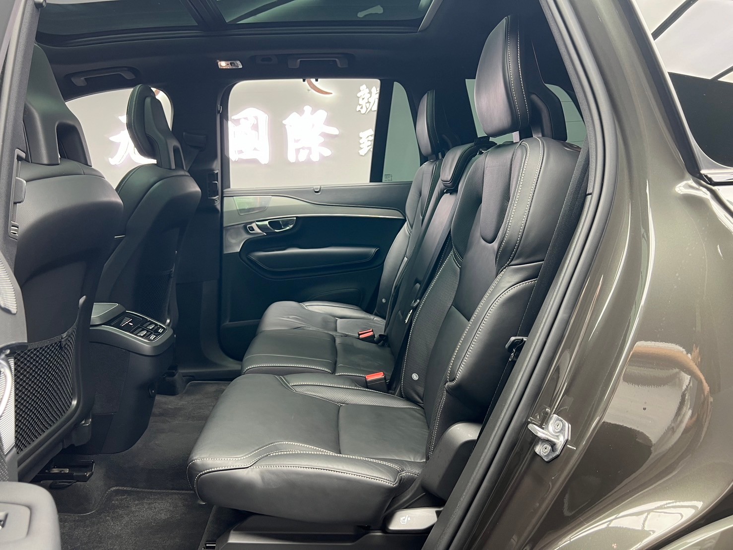 2021式 Volvo XC90 B5 R-Design 輕油電 七人座 跟車 環景 B&W高音質音響 ❗️(028)【 元禾國際 阿龍店長 0968-691-205】阿龍中古車 二手車 中古車 新北最大車庫 實車實價 認證車  第4張相片