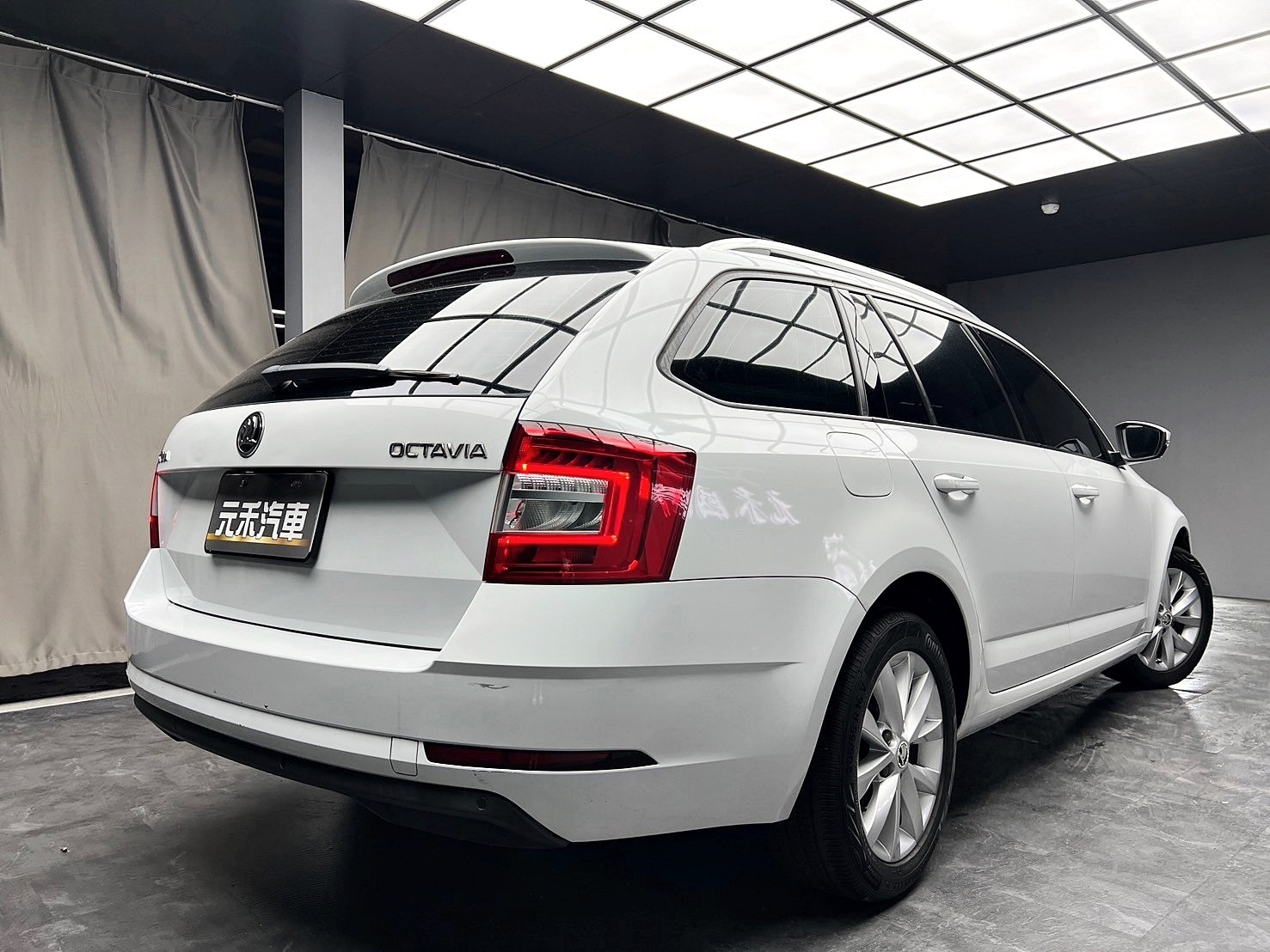 2018式 Skoda Octavia Combi 1.0TSI 豪華動能版 省油 代步 旅行車 ❗️(210)【 元禾國際 阿龍店長 0968-691-205】阿龍中古車 二手車 中古車 新北最大車庫 實車實價 認證車  第10張相片