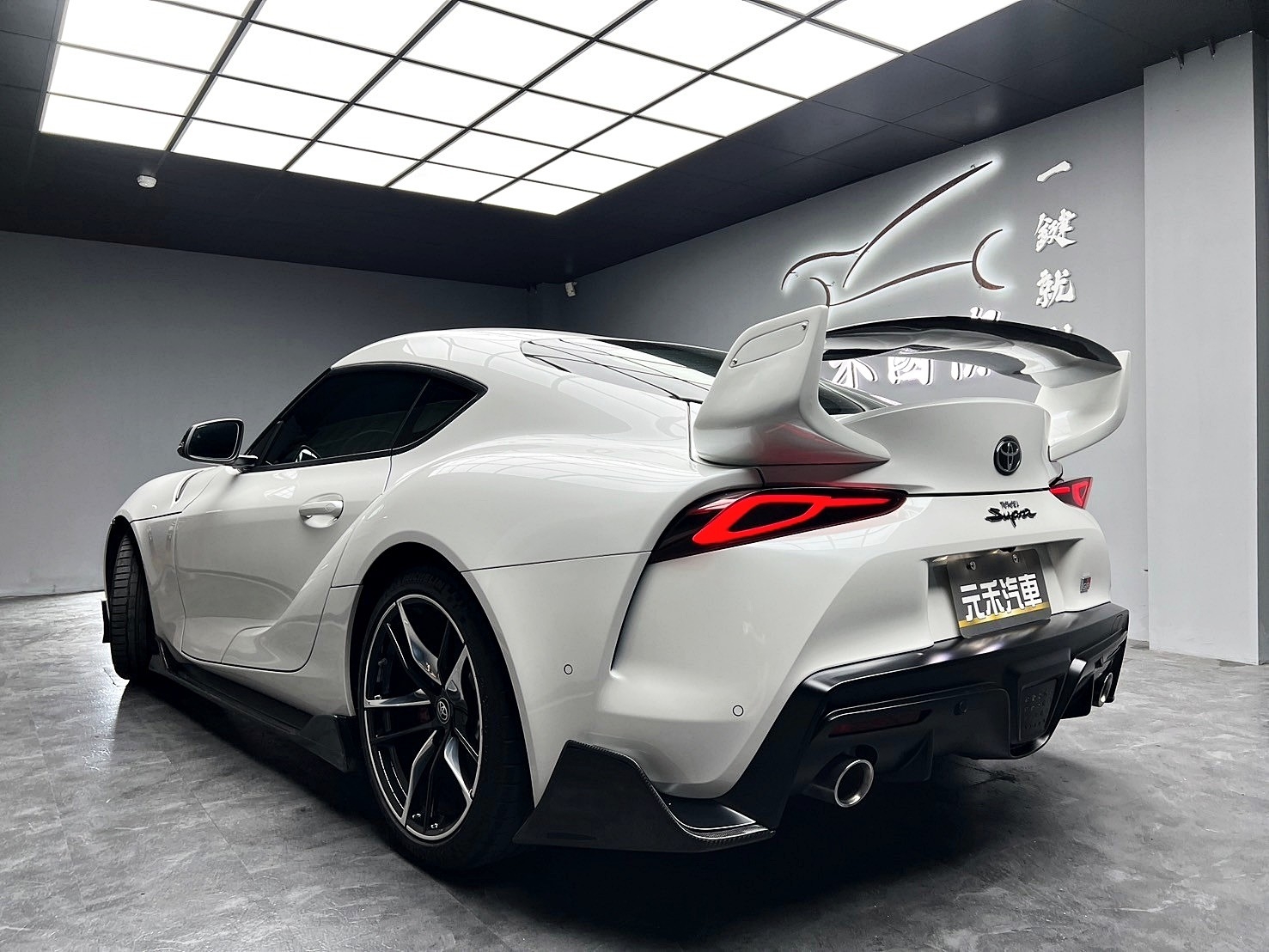 2022 GR Supra Premium Toyota 性能巔峰 升級 前後側群碳纖維空力套件 大尾翼 新車保固 ❗️(209)【 元禾國際 阿龍店長 0968-691-205】阿龍中古車 二手車 中古車 新北最大車庫 實車實價 認證車  第2張相片