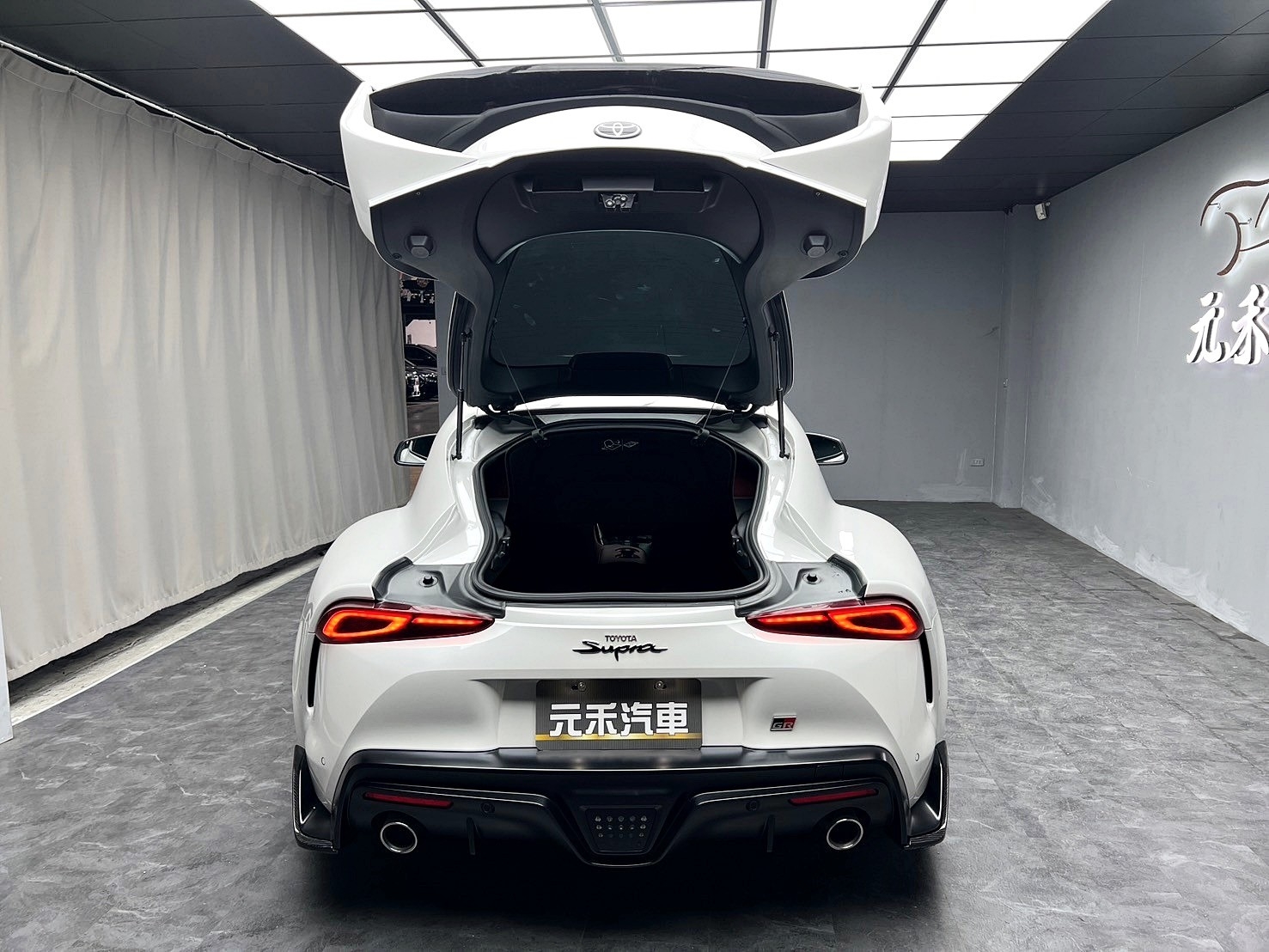 2022 GR Supra Premium Toyota 性能巔峰 升級 前後側群碳纖維空力套件 大尾翼 新車保固 ❗️(209)【 元禾國際 阿龍店長 0968-691-205】阿龍中古車 二手車 中古車 新北最大車庫 實車實價 認證車  第3張相片