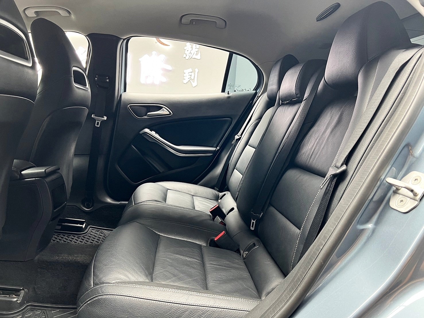 2015式 Benz 賓士 GLA200 X156 自動停車 雙電熱椅 ❗️(045)【 元禾國際 阿龍店長 0968-691-205】阿龍中古車 二手車 中古車 新北最大車庫 實車實價 認證車  第4張相片