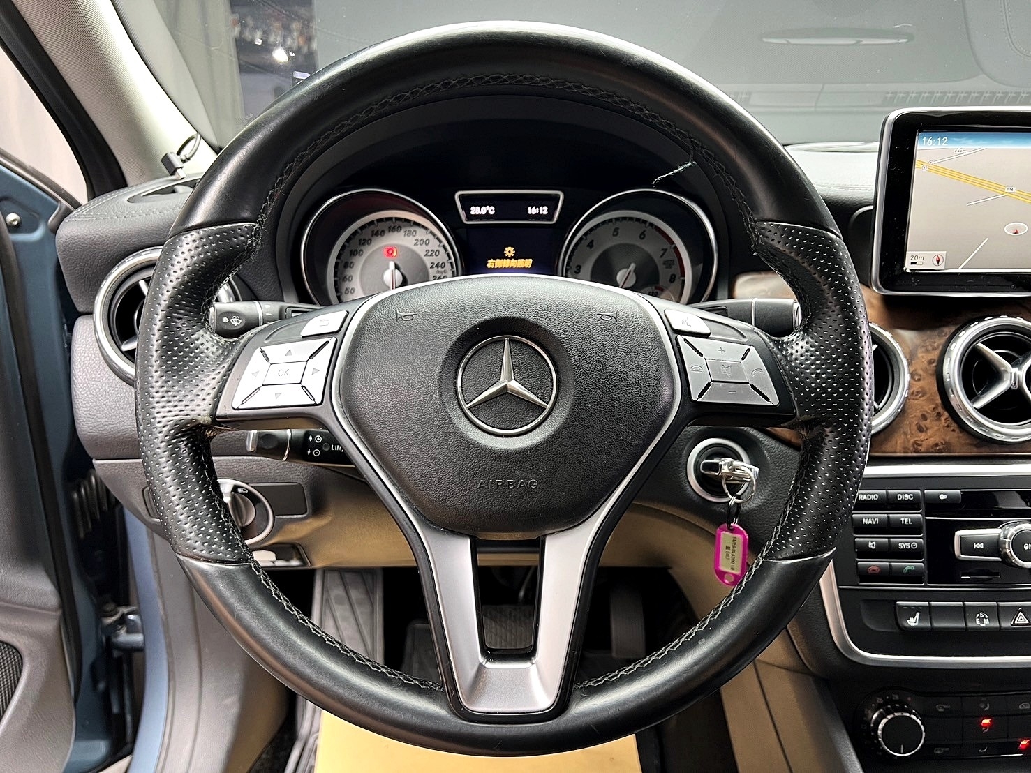 2015式 Benz 賓士 GLA200 X156 自動停車 雙電熱椅 ❗️(045)【 元禾國際 阿龍店長 0968-691-205】阿龍中古車 二手車 中古車 新北最大車庫 實車實價 認證車  第6張相片