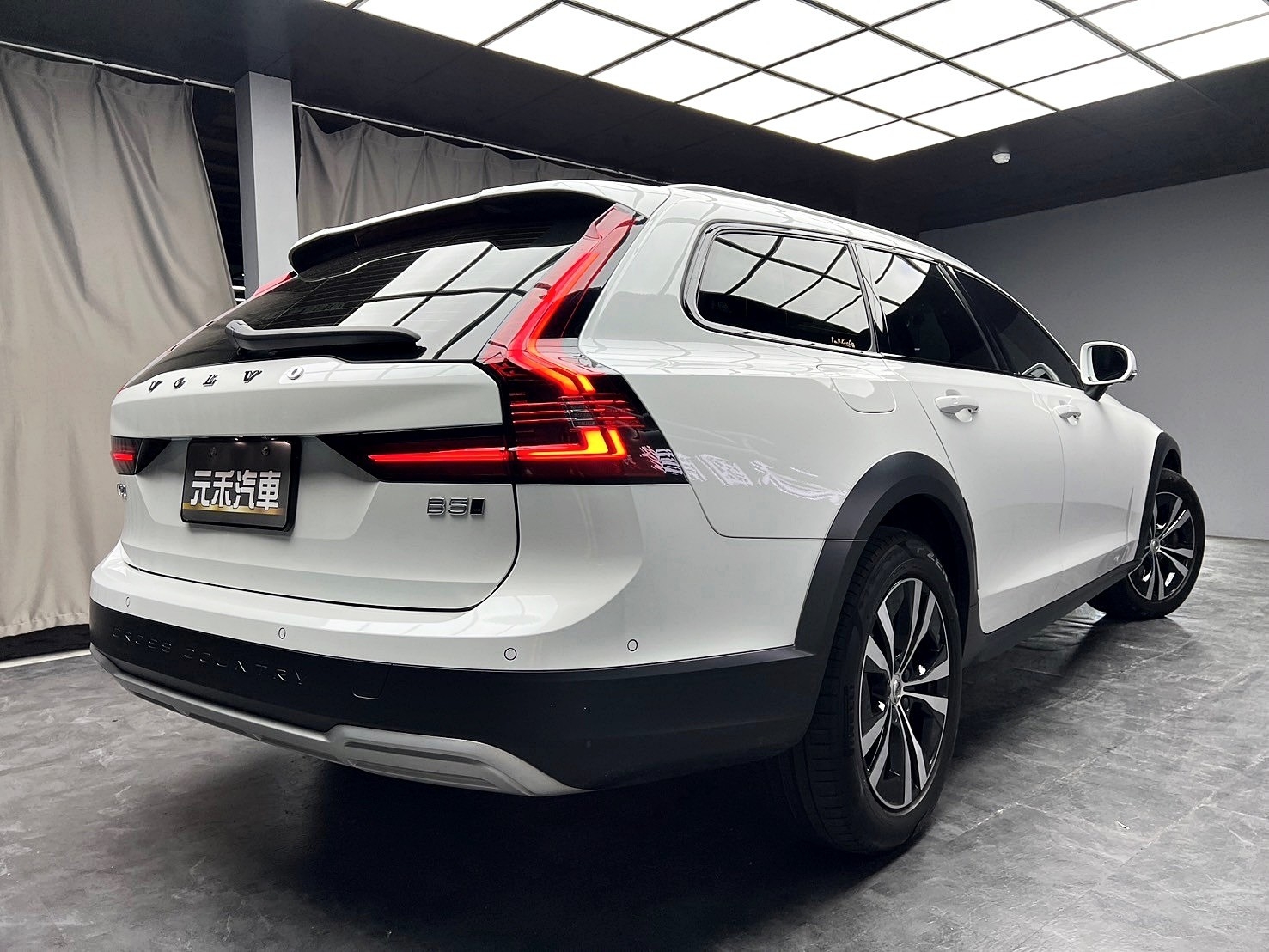 2021 Volvo V90 Cross Country B5 Momentum B5 跟車 輕油電 四驅 旅行車 ❗️(089)【 元禾國際 阿龍店長 0968-691-205】阿龍中古車 二手車 中古車 新北最大車庫 實車實價 認證車  第2張相片