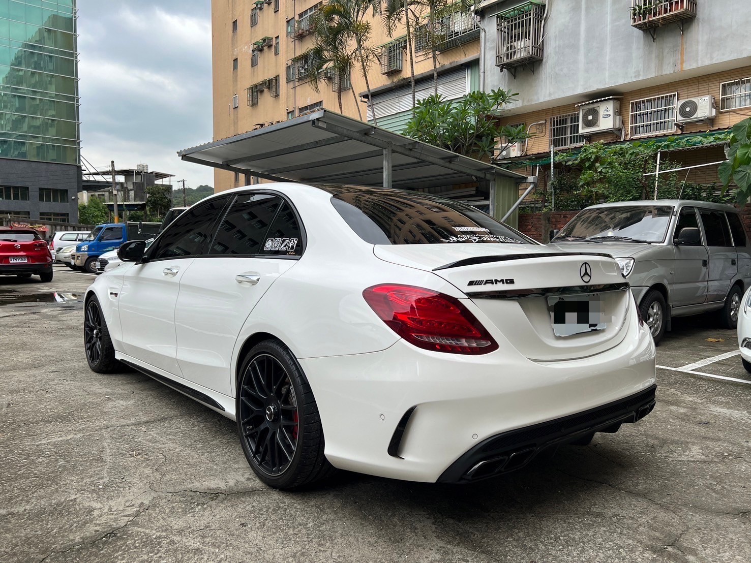 新車入庫🔥2016 賓士 AMG C63 S 稀有V8轎跑  第9張相片