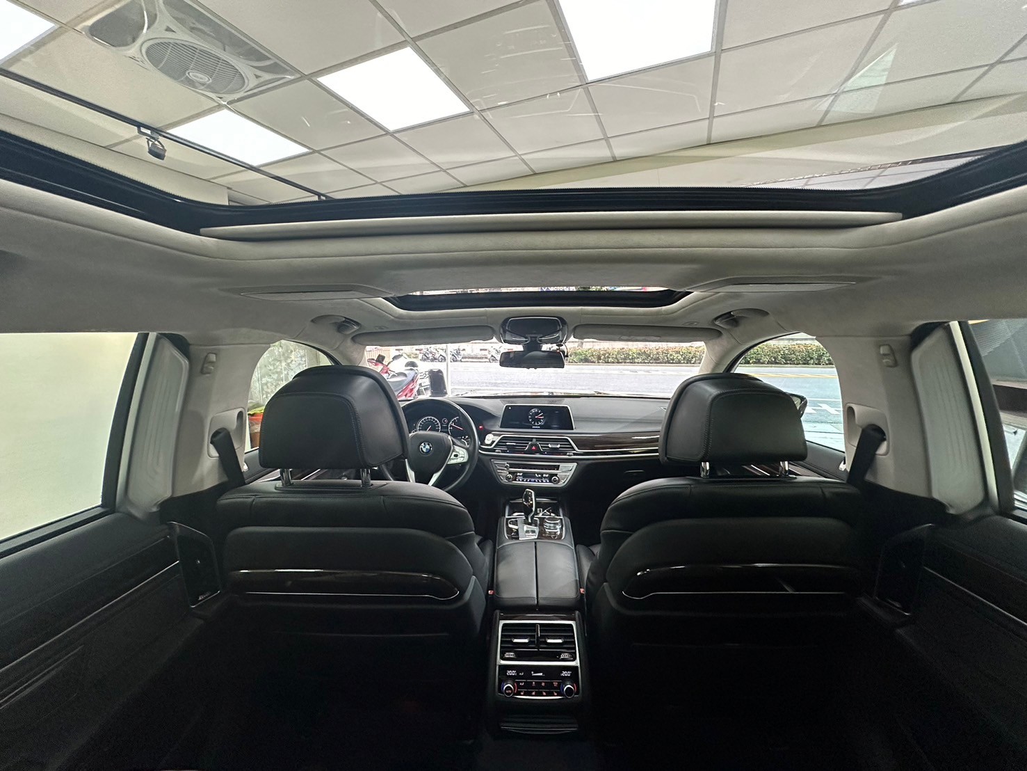 2016 BMW G12 740Li Luxury 全景天窗+按摩椅  第5張相片