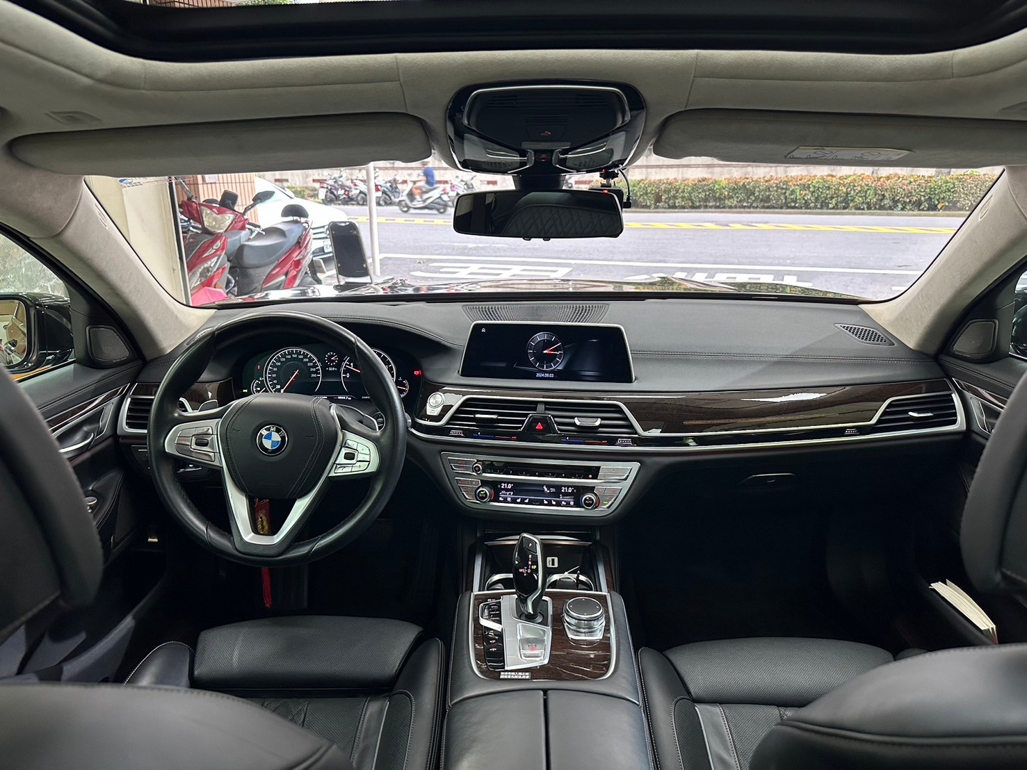 2016 BMW G12 740Li Luxury 全景天窗+按摩椅  第6張相片