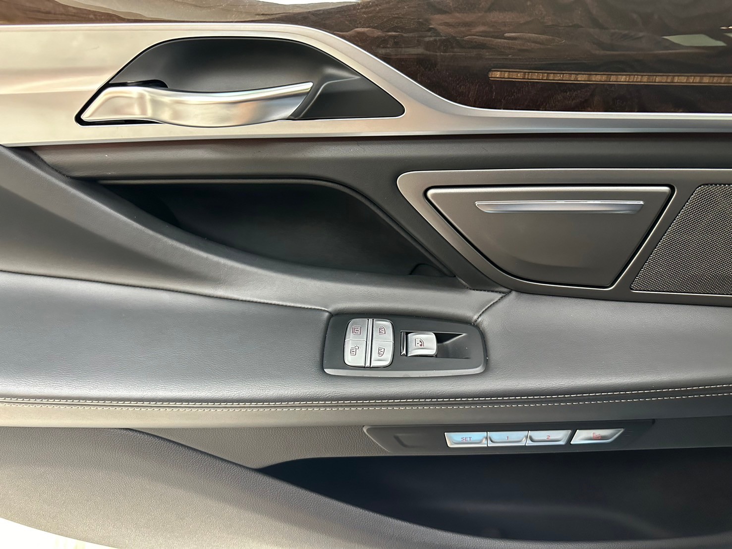 2016 BMW G12 740Li Luxury 全景天窗+按摩椅  第8張相片