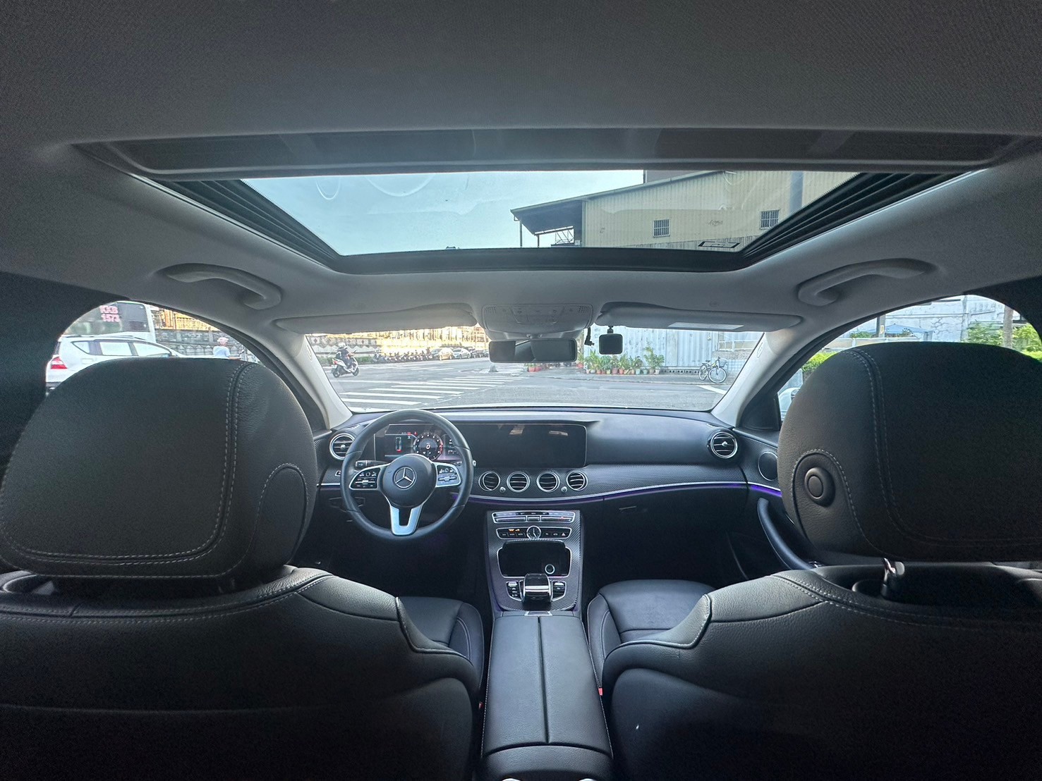 2019 E300 AMG運動版 總代理 23p 吸門+腳踢🔥  第2張相片