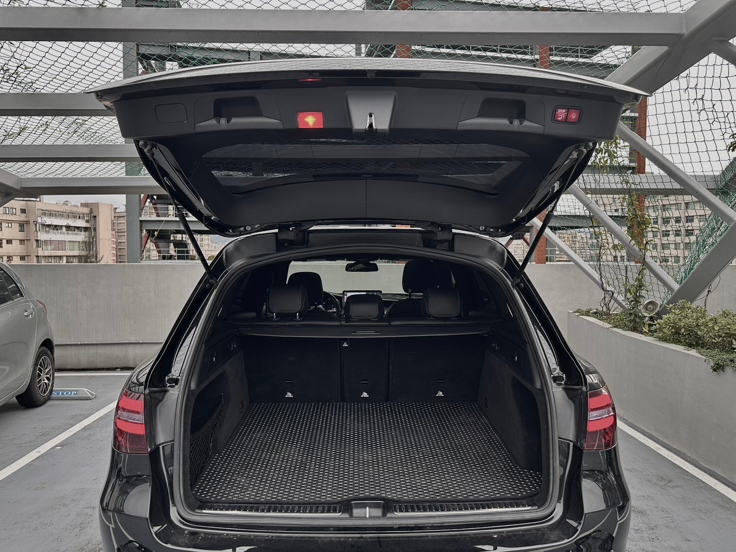 正2019 GLC300 基本滿 柏林之音 安卓機 全景天窗  第2張相片