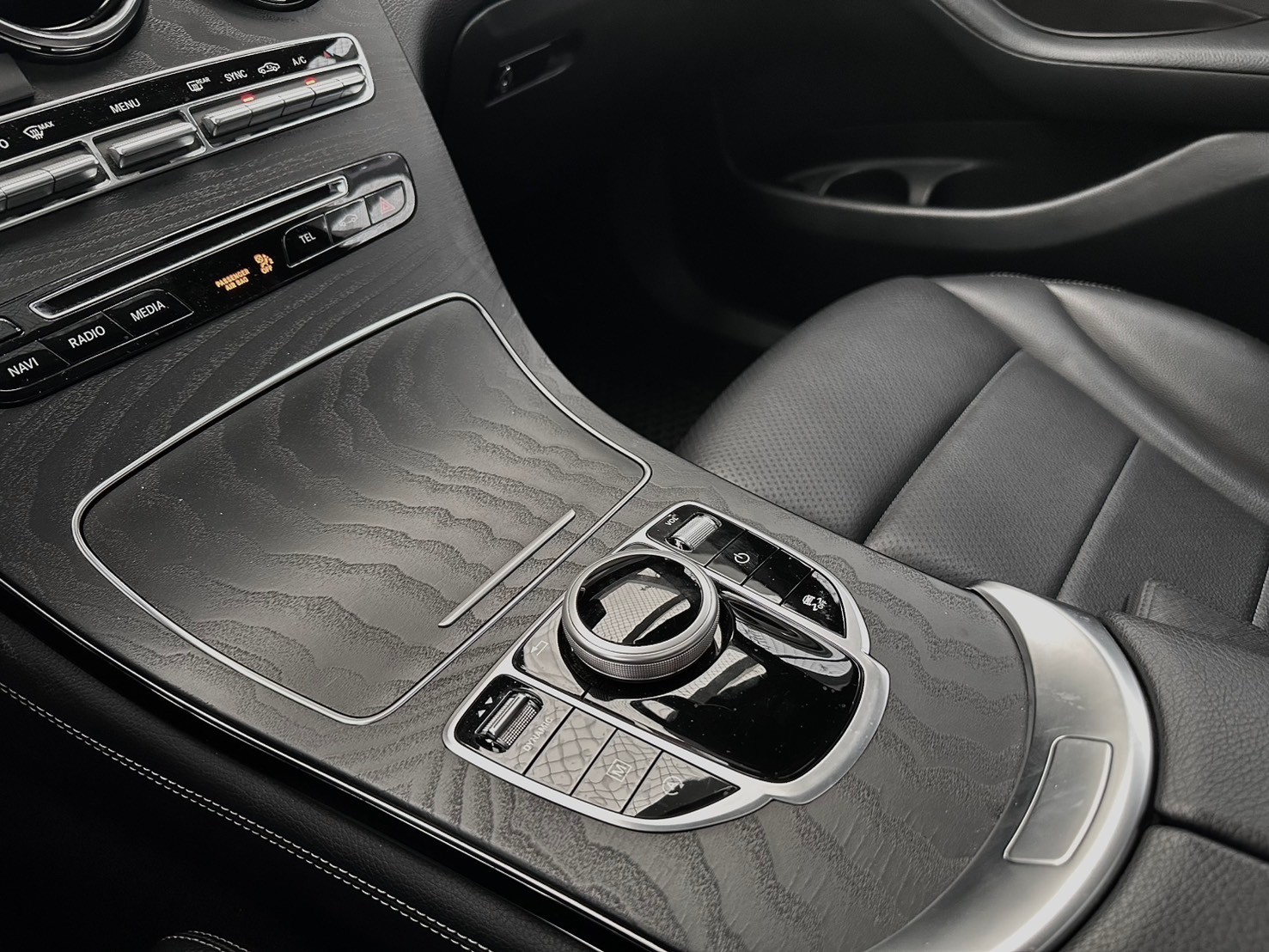 正2019 GLC300 基本滿 柏林之音 安卓機 全景天窗  第9張相片
