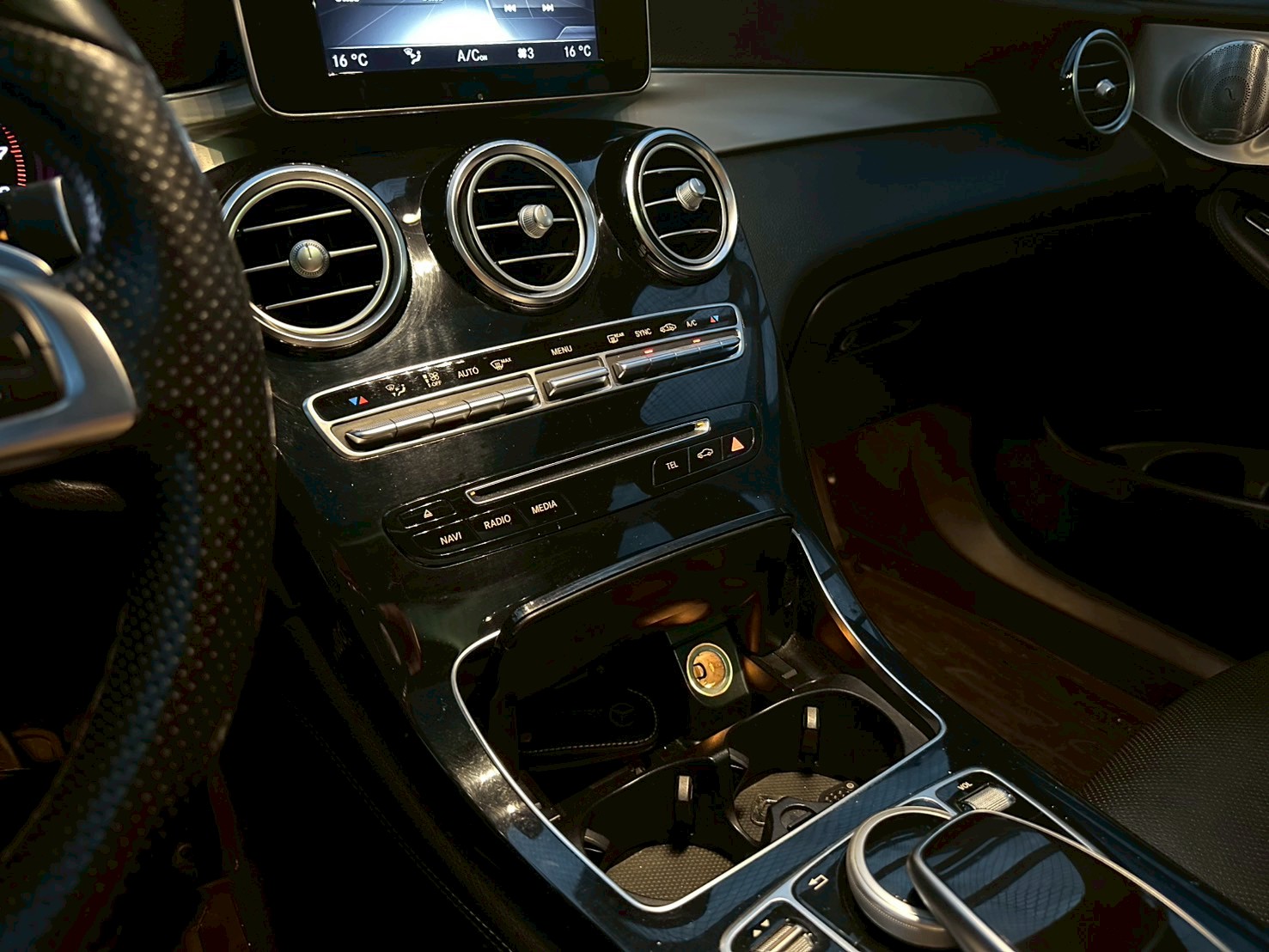 2016 GLC250 4MATIC AMG Line 總代理 配備超多!  第4張相片