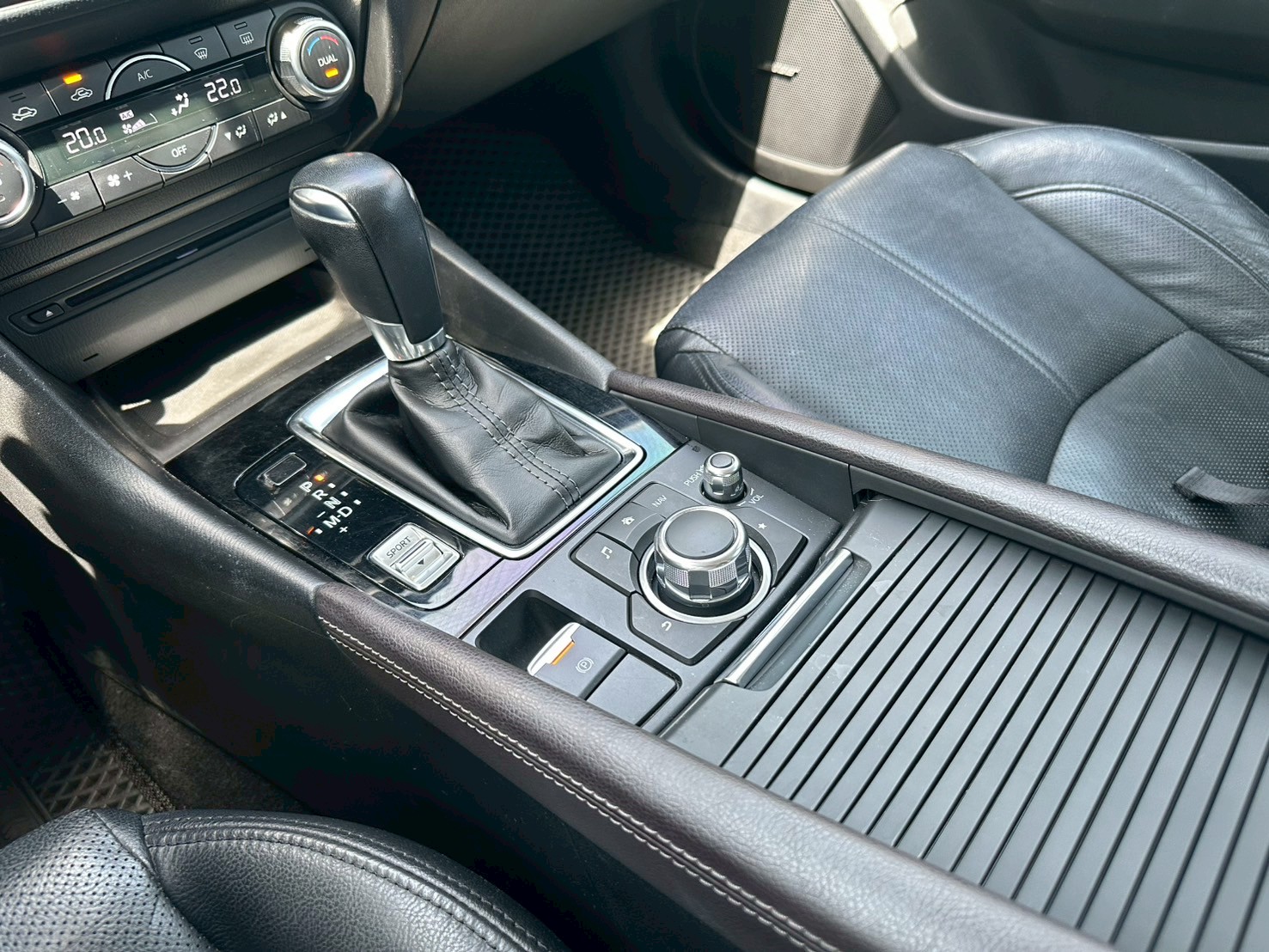 2018 魂動馬三 Mazda3 5D 旗艦型 BOSE音響+跟車  第8張相片