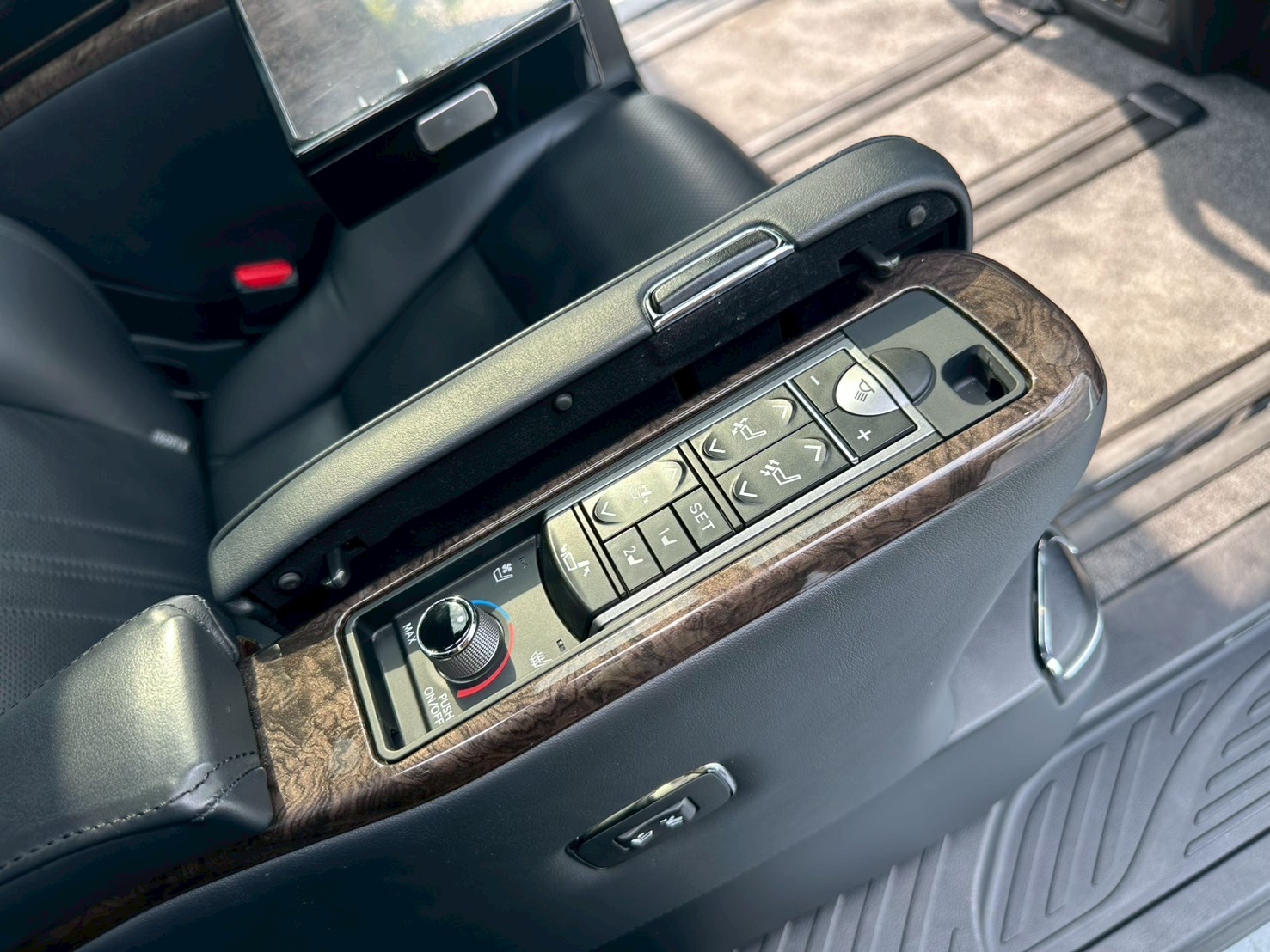 2018 Toyota Alphard 阿法 質感香檳色+小改裝  第2張相片