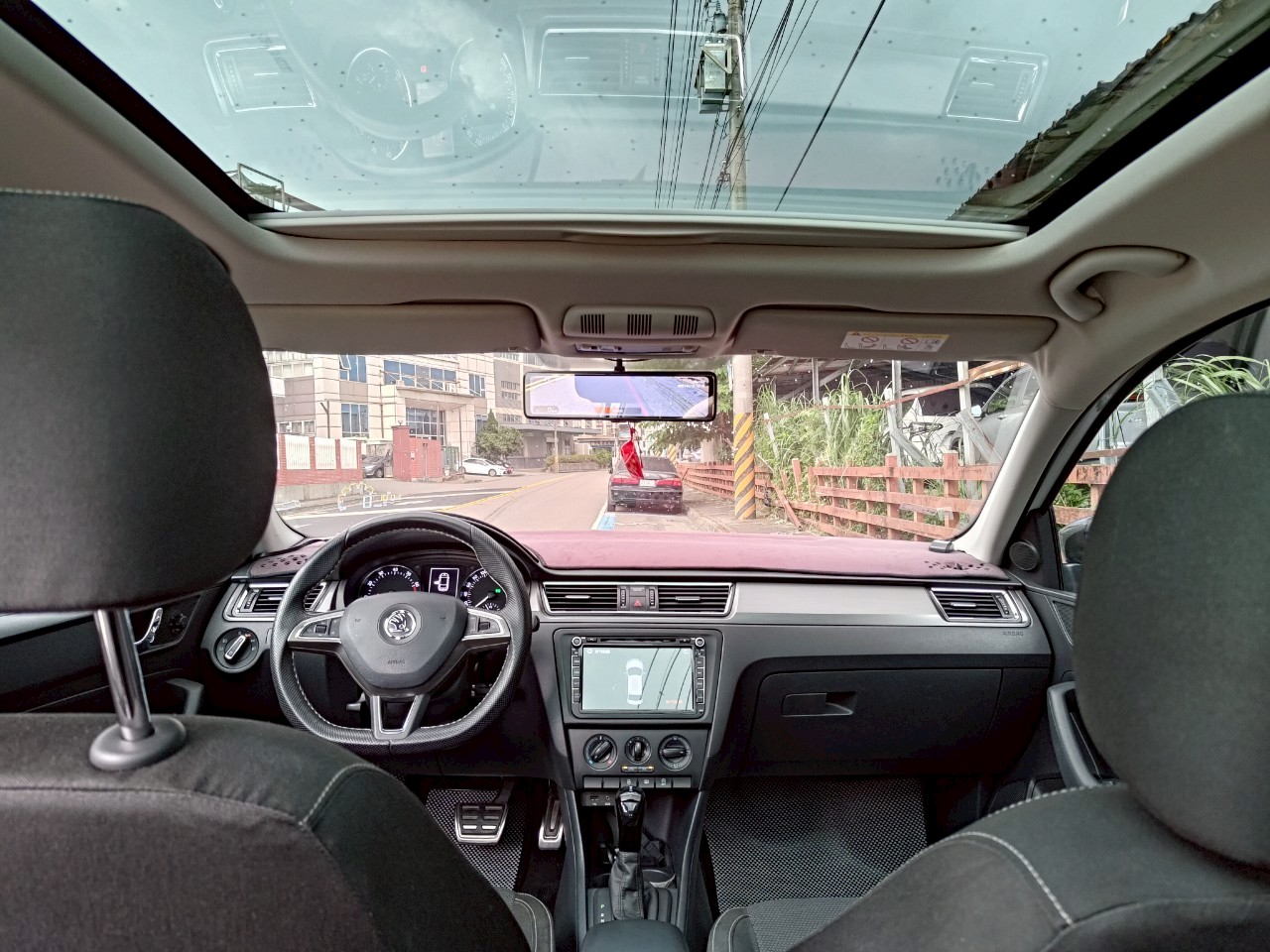 2016 skoda rapid 1.4 超大全景天窗 內裝超挺!  第2張相片