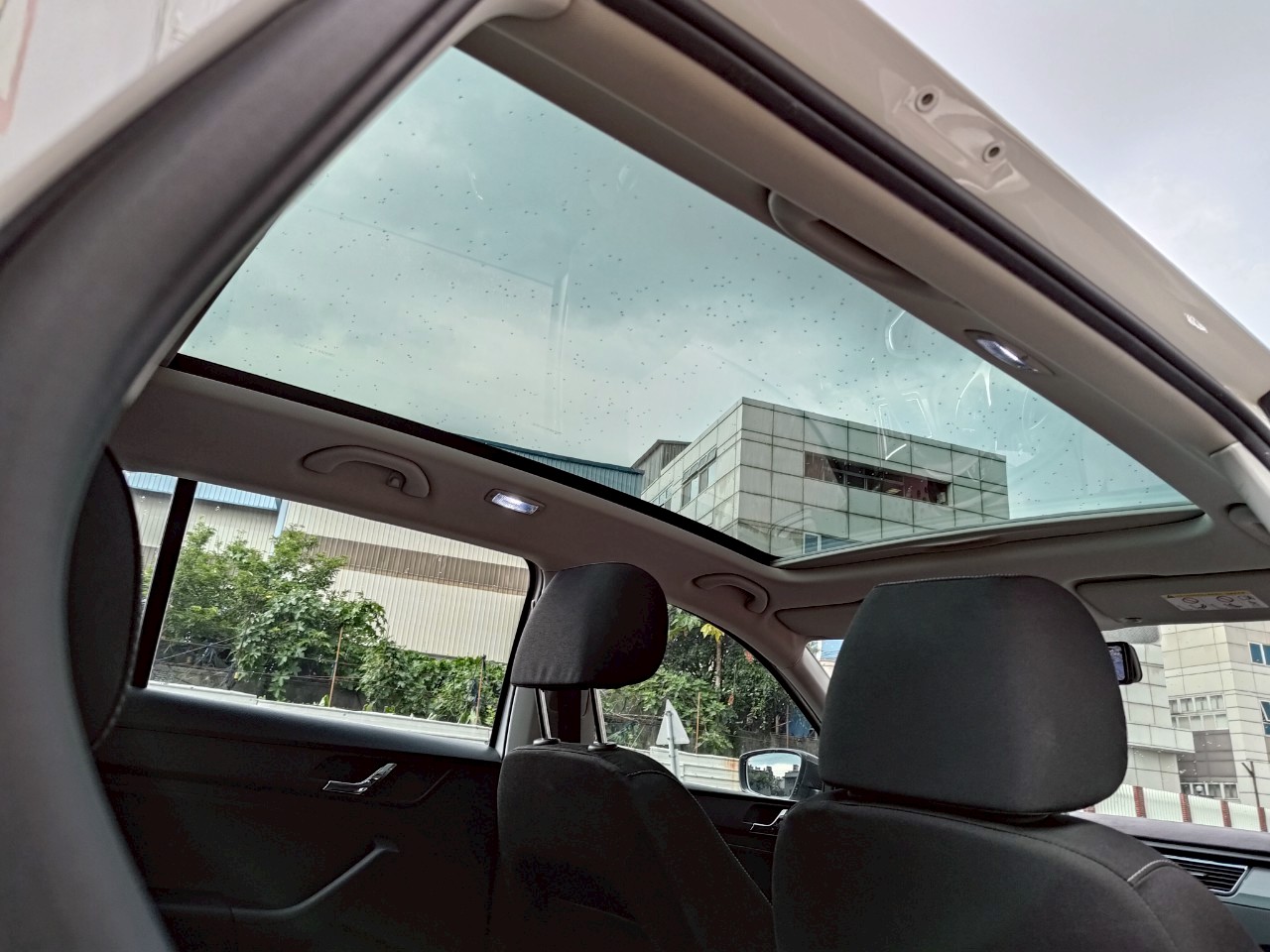 2016 skoda rapid 1.4 超大全景天窗 內裝超挺!  第3張相片