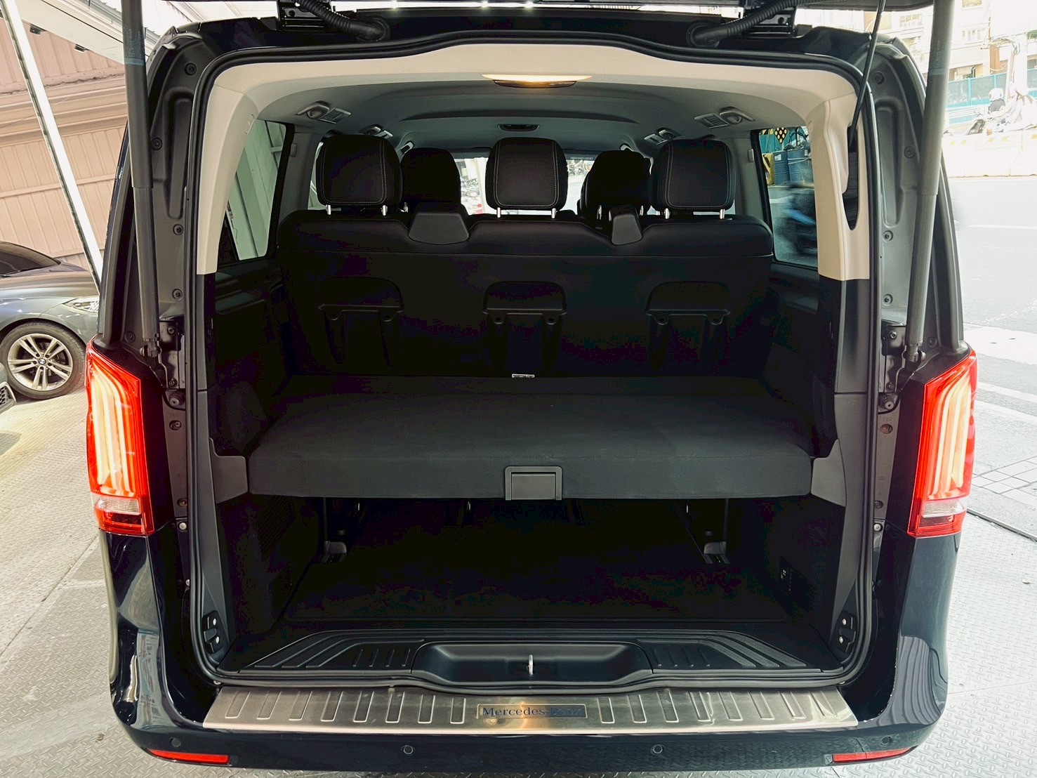 2017 賓士 V250D 超低里程 360環景+雙電滑門!  第2張相片