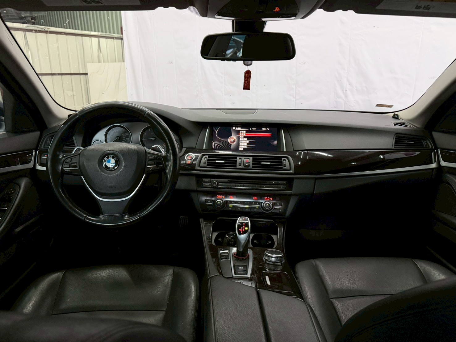 2016 BMW F10 528i 少年董最愛的黑頭車🔥  第5張相片