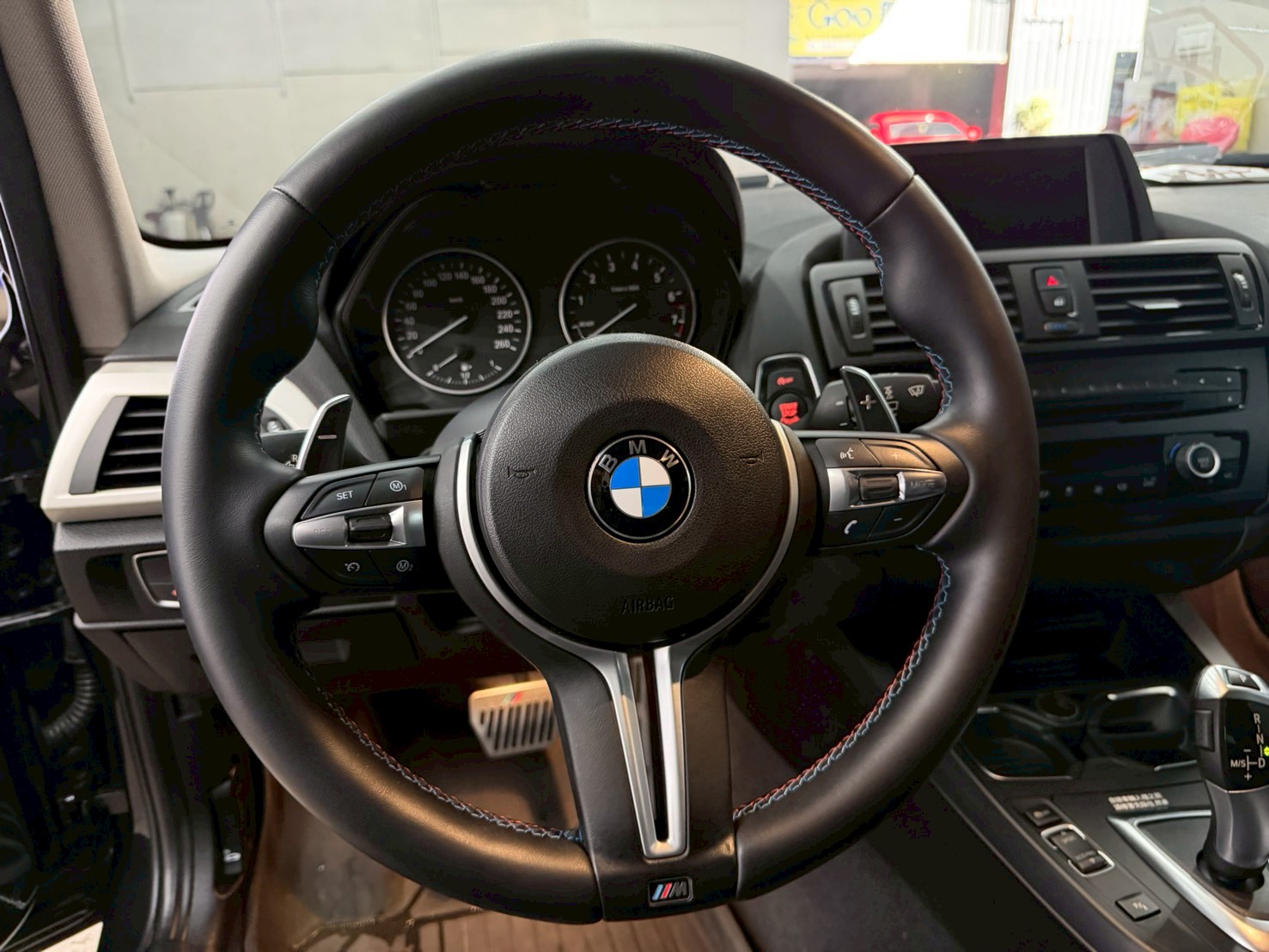 2015 BMW 116i M版方向盤 性能小掀背🔥  第7張相片