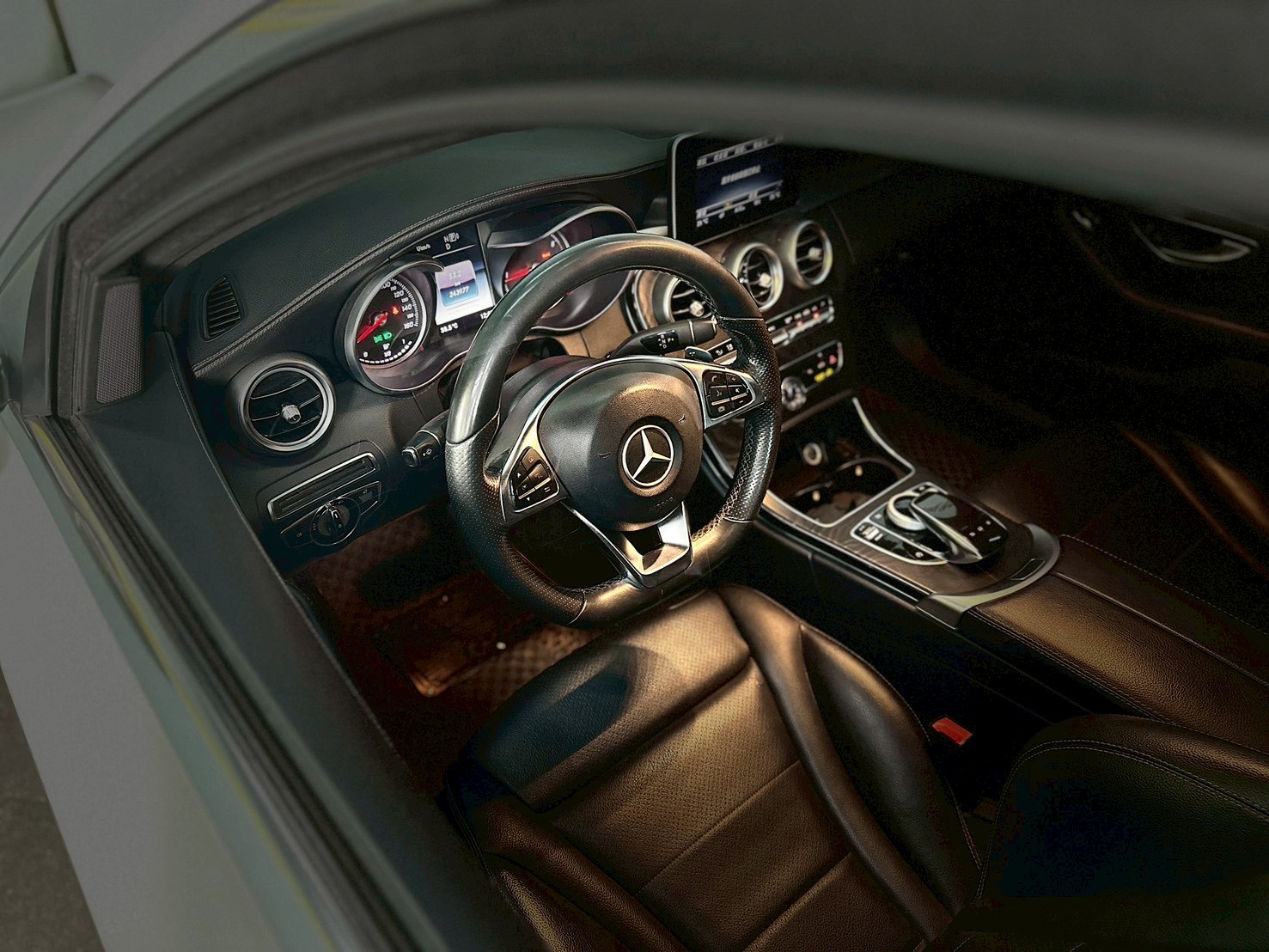 2015 Benz W205 C300 AMG 全景天窗/柏林之音🔥  第4張相片