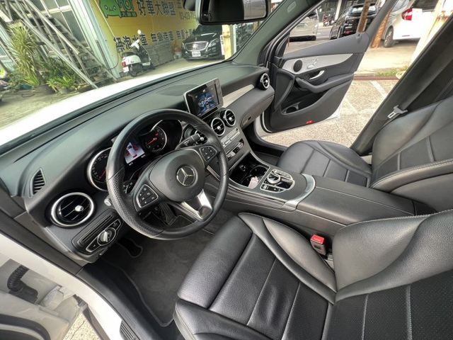 超低里程GLC AWD!原版件一手車~只有一台車況超優!電洽小何0966427962  第9張相片