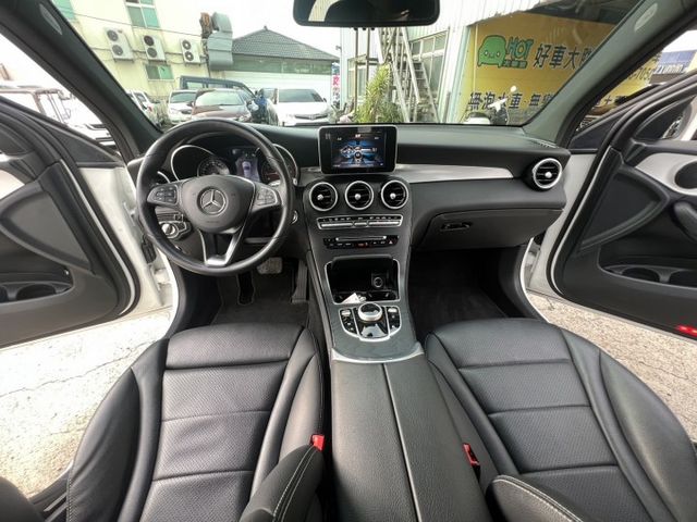超低里程GLC AWD!原版件一手車~只有一台車況超優!電洽小何0966427962  第10張相片