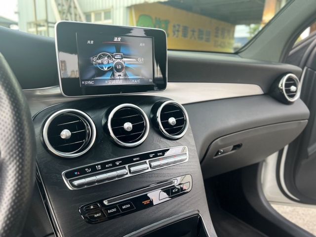 超低里程GLC AWD!原版件一手車~只有一台車況超優!電洽小何0966427962  第15張相片
