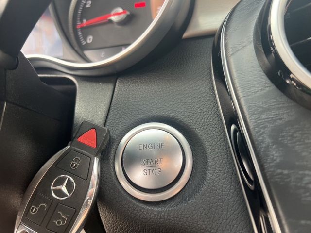 超低里程GLC AWD!原版件一手車~只有一台車況超優!電洽小何0966427962  第16張相片