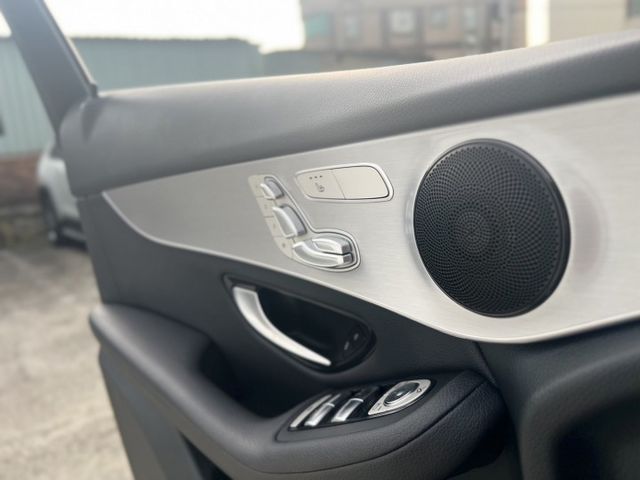 超低里程GLC AWD!原版件一手車~只有一台車況超優!電洽小何0966427962  第17張相片