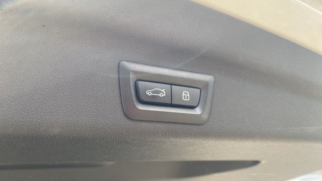 【原版件低里程定期保養車】 220i Luxury 版!新車189萬!現在買最划算!電洽0900-785-788阿政  第2張相片