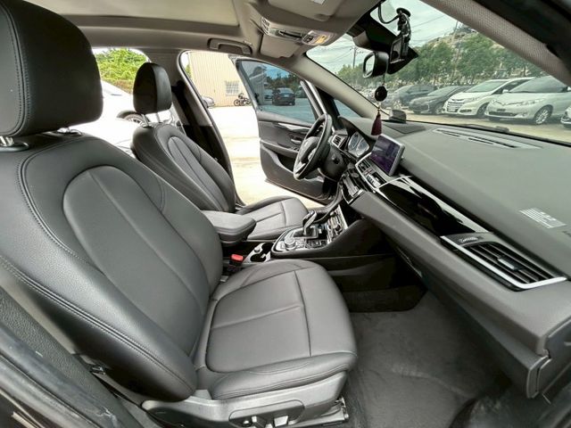 【實價刊登49.8萬!】同級距配備最好! 218i Active Tourer漂亮車!電洽0900-785-788  第16張相片