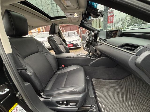 沉穩大器!原廠保固中~百萬內最佳豪華車型!店洽預約看車0966427962  第12張相片