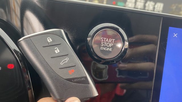 【全新入庫｜原版件認證車｜豪華質感休旅】 質感鈦棕入手好時機，來電0900-785-788阿政  第13張相片