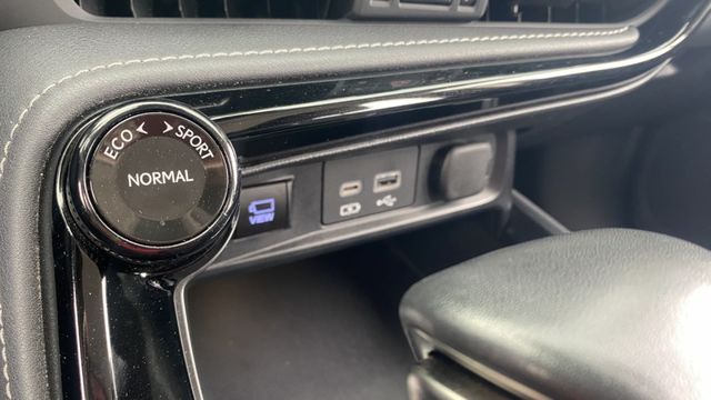 【全新入庫｜原版件認證車｜豪華質感休旅】 質感鈦棕入手好時機，來電0900-785-788阿政  第15張相片