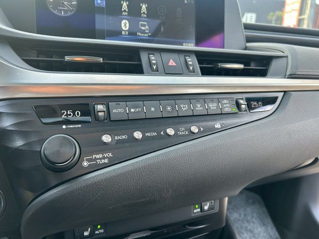 沉穩大器!原廠保固中~百萬內最佳豪華車型!店洽預約看車0966427962  第14張相片