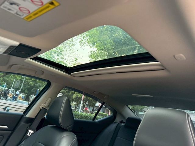 Nissan  Sentra  第9張相片