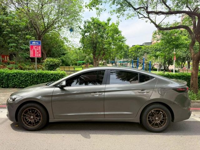 Hyundai  Elantra  第7張相片
