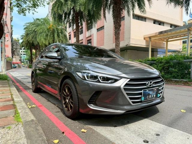 Hyundai  Elantra  第10張相片
