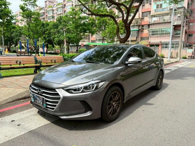 Hyundai  Elantra  第11張相片