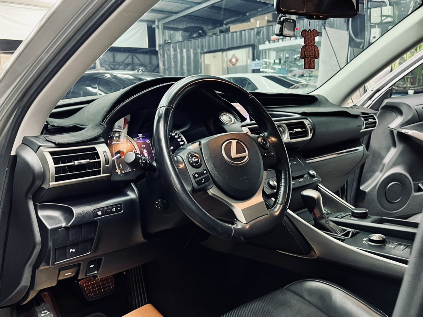 Lexus IS200t 低里程 認證車 無待修 電冷熱椅 天窗 排氣管閥門  第9張相片